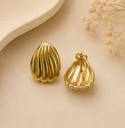 Elegant shell-shaped earrings by Zariya Official