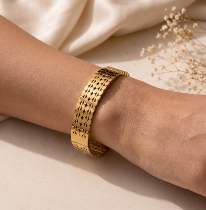 Modelwearing_Gold-tonedstainlesssteelcuffbracelet