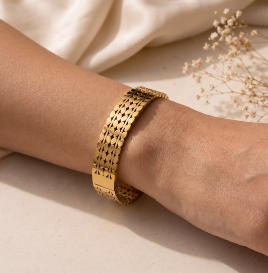 Modelwearing_Gold-tonedstainlesssteelcuffbracelet